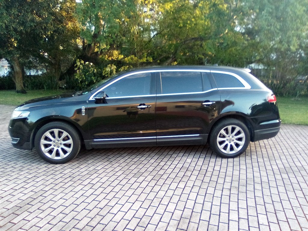 2014 Lincoln MKT photo 2